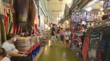 Bangkok, Tayland 12 Aralık 2024: Chatuchak Haftasonu Pazarı 'nda gıda tezgahları. Her türlü yiyecek, giyecek için hediyelik eşya satıyorum..