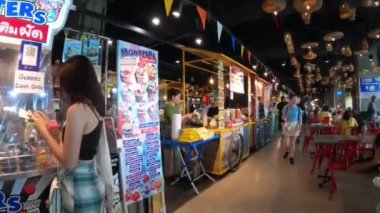 Bangkok, Tayland. * 12 Aralık 2024: MIXT Chatuchak 'ta oyuncaklar, hediyelik eşyalar, yiyecekler, giysiler ve diğerleri müşteriler ve turistler için satılıyor.