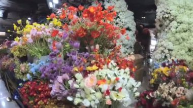 Bangkok, Tayland. * 12 Aralık 2024: MIXT Chatuchak 'ta oyuncaklar, hediyelik eşyalar, yiyecekler, giysiler ve diğerleri müşteriler ve turistler için satılıyor.