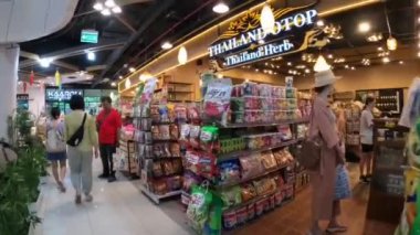 Bangkok, Tayland. * 12 Aralık 2024: MIXT Chatuchak 'ta oyuncaklar, hediyelik eşyalar, yiyecekler, giysiler ve diğerleri müşteriler ve turistler için satılıyor.
