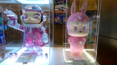 Bangkok, Tayland. * 12 Aralık 2024: MIXT Chatuchak 'ta oyuncaklar, hediyelik eşyalar, yiyecekler, giysiler ve diğerleri müşteriler ve turistler için satılıyor.