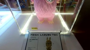 Bangkok, Tayland. * 12 Aralık 2024: MIXT Chatuchak 'ta oyuncaklar, hediyelik eşyalar, yiyecekler, giysiler ve diğerleri müşteriler ve turistler için satılıyor.