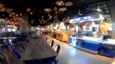 Bangkok, Tayland. * 12 Aralık 2024: MIXT Chatuchak 'ta oyuncaklar, hediyelik eşyalar, yiyecekler, giysiler ve diğerleri müşteriler ve turistler için satılıyor.