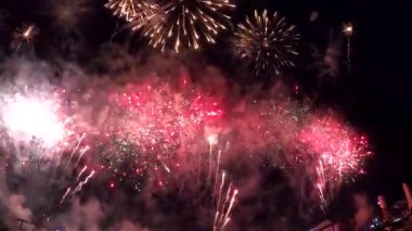 Özel günlerde havai fişek kutlama videosu, gece gökyüzünde bokeh ışıkları. İzole edilmiş siyah arkaplanda parlayan havai fişek gösterisi.