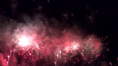Özel günlerde havai fişek kutlama videosu, gece gökyüzünde bokeh ışıkları. İzole edilmiş siyah arkaplanda parlayan havai fişek gösterisi.