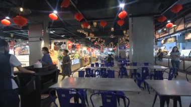 MIXT Chatuchak 'ta oyuncaklar, hediyelik eşyalar, yiyecekler, giysiler ve diğerleri müşteriler ve turistler için satılıyor. Bangkok, Tayland. - 12 Aralık 2024.