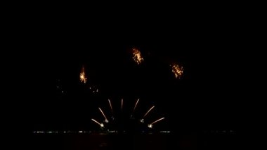 Cholburi, Tayland 'daki Pattaya plajı boyunca havai fişek gösterisi.