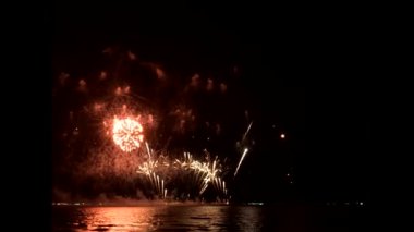 Cholburi, Tayland 'daki Pattaya plajı boyunca havai fişek gösterisi.