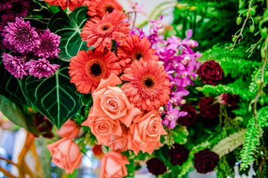 Güzel çiçek süslemeleri, çiçek arka planı, düğün dekorasyonu, gül deseni, renkli arka plan, bir demet çiçek.