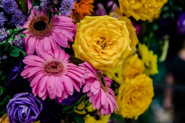 Güzel çiçek süslemeleri, çiçek arka planı, düğün dekorasyonu, gül deseni, renkli arka plan, bir demet çiçek.