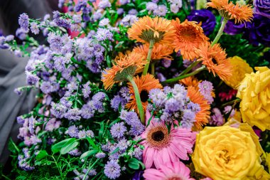 Güzel çiçek süslemeleri, çiçek arka planı, düğün dekorasyonu, gül deseni, renkli arka plan, bir demet çiçek.