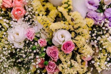 Güzel çiçek süslemeleri, çiçek arka planı, düğün dekorasyonu, gül deseni, renkli arka plan, bir demet çiçek.