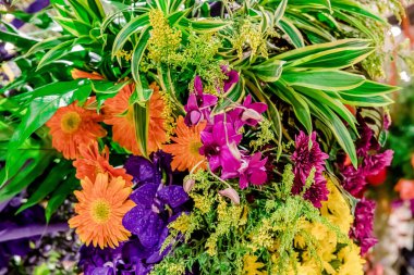 Güzel çiçek süslemeleri, çiçek arka planı, düğün dekorasyonu, gül deseni, renkli arka plan, bir demet çiçek.