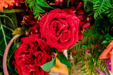 Güzel çiçek süslemeleri, çiçek arka planı, düğün dekorasyonu, gül deseni, renkli arka plan, bir demet çiçek.