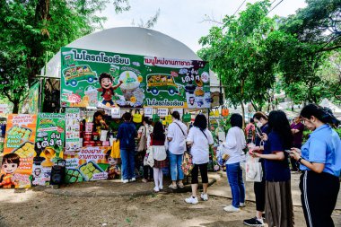 Lumpini Park 'ta gece gündüz Kızıl Haç Fuarı. Ziyaretçiler, etkinlikte bu anayasayı desteklemek için oynamak, yiyecek ve diğer şeyler satın almak için geliyorlar. Bangkok, Tayland. - 22 Aralık 2024.