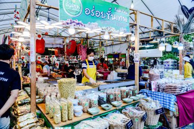 Lumpini Park 'ta gece gündüz Kızıl Haç Fuarı. Ziyaretçiler, etkinlikte bu anayasayı desteklemek için oynamak, yiyecek ve diğer şeyler satın almak için geliyorlar. Bangkok, Tayland. - 22 Aralık 2024.