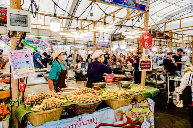 Lumpini Park 'ta gece gündüz Kızıl Haç Fuarı. Ziyaretçiler, etkinlikte bu anayasayı desteklemek için oynamak, yiyecek ve diğer şeyler satın almak için geliyorlar. Bangkok, Tayland. - 22 Aralık 2024.