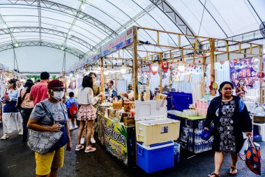 Lumpini Park 'ta gece gündüz Kızıl Haç Fuarı. Ziyaretçiler, etkinlikte bu anayasayı desteklemek için oynamak, yiyecek ve diğer şeyler satın almak için geliyorlar. Bangkok, Tayland. - 22 Aralık 2024.