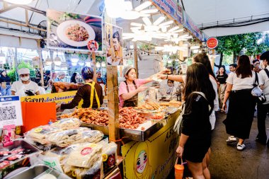 Lumpini Park 'ta gece gündüz Kızıl Haç Fuarı. Ziyaretçiler, etkinlikte bu anayasayı desteklemek için oynamak, yiyecek ve diğer şeyler satın almak için geliyorlar. Bangkok, Tayland. - 22 Aralık 2024.