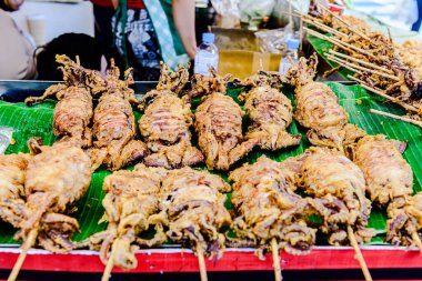 Lumpini Park 'ta gece gündüz Kızıl Haç Fuarı. Ziyaretçiler, etkinlikte bu anayasayı desteklemek için oynamak, yiyecek ve diğer şeyler satın almak için geliyorlar. Bangkok, Tayland. - 22 Aralık 2024.