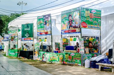Lumpini Park 'ta gece gündüz Kızıl Haç Fuarı. Ziyaretçiler, etkinlikte bu anayasayı desteklemek için oynamak, yiyecek ve diğer şeyler satın almak için geliyorlar. Bangkok, Tayland. - 22 Aralık 2024.
