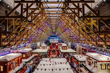 Sukhumvit bölgesindeki EMSPhere 'deki yeni mağazanın Noel sezonu ortamı. İnsanlar alışveriş yapmayı ve burada yemek yemeyi seviyorlar. Bangkok, Tayland. - 24 Aralık 2024.