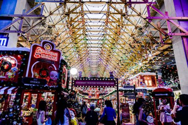 Sukhumvit bölgesindeki EMSPhere 'deki yeni mağazanın Noel sezonu ortamı. İnsanlar alışveriş yapmayı ve burada yemek yemeyi seviyorlar. Bangkok, Tayland. - 24 Aralık 2024.