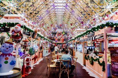 Sukhumvit bölgesindeki EMSPhere 'deki yeni mağazanın Noel sezonu ortamı. İnsanlar alışveriş yapmayı ve burada yemek yemeyi seviyorlar. Bangkok, Tayland. - 24 Aralık 2024.