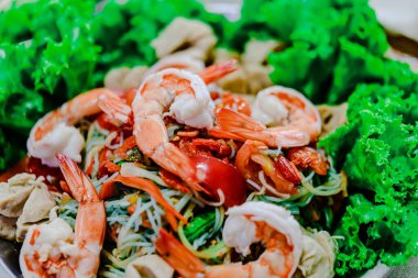 Papaya salatasından yapılmış en iyi Tayland yemeği. Taze karides ve Çin eriştesi karışımı..