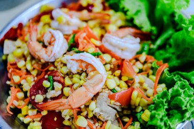 Karides, mısır ve sebzeyle karıştırılmış Tayland salatası. Tayland 'ın herhangi bir yerinden alabileceğimiz en iyi Tayland sokak yemeklerinden biri..