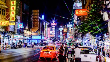 Bangkok Çin Mahallesi 'ndeki Yaowarat Yolu' nda gece vakti. Çin ve Tayland sanatı, yemek ve kültürünün mükemmel bir karışımı. Bangkok, Tayland 24 Aralık 2024.