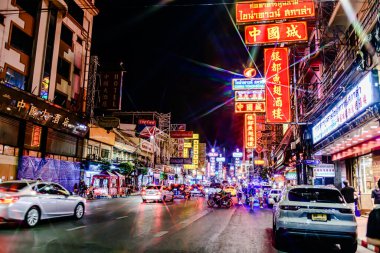 Bangkok Çin Mahallesi 'ndeki Yaowarat Yolu' nda gece vakti. Çin ve Tayland sanatı, yemek ve kültürünün mükemmel bir karışımı. Bangkok, Tayland 24 Aralık 2024.