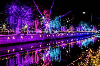 Noel ve yeni yıl kutlamaları için Padung Krungkasem Kanalı 'nın yanında güzel renkli ışıklandırma süslemeleri. Bangkok, Tayland. - 25 Aralık 2024.