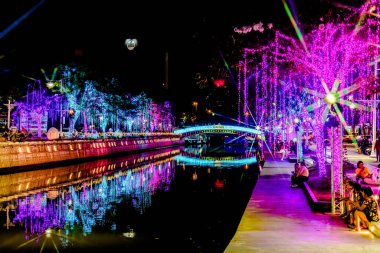 Noel ve yeni yıl kutlamaları için Padung Krungkasem Kanalı 'nın yanında güzel renkli ışıklandırma süslemeleri. Bangkok, Tayland. - 25 Aralık 2024.