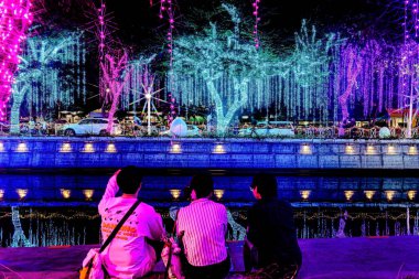 Noel ve yeni yıl kutlamaları için Padung Krungkasem Kanalı 'nın yanında güzel renkli ışıklandırma süslemeleri. Bangkok, Tayland. - 25 Aralık 2024.