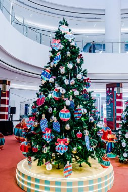 Yılbaşı döneminde farklı mağazalar ve maskotların sergilendiği Siyam Paragon 'un iç manzarası. Asya 'nın en büyük alışveriş merkezlerinden biridir. Bangkok, Tayland. - 24 Aralık 2024.