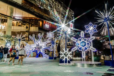 Bangkok 'un merkezinde MBK Center, Siyam Center ve Siyam Paragon gibi alışveriş merkezleri görüyoruz. Hem turistler hem de Taylandlılar için popüler bir yerdir. Bangkok, 24 Aralık 2024.