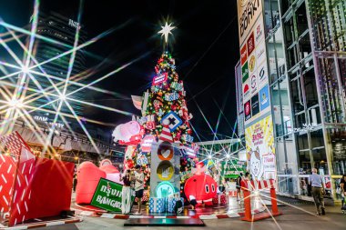 Bangkok 'un merkezinde MBK Center, Siyam Center ve Siyam Paragon gibi alışveriş merkezleri görüyoruz. Hem turistler hem de Taylandlılar için popüler bir yerdir. Bangkok, 24 Aralık 2024.