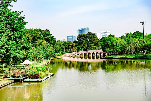 Chatuchak Park 'taki güzel köprü manzarası, Bangkok, Tayland.