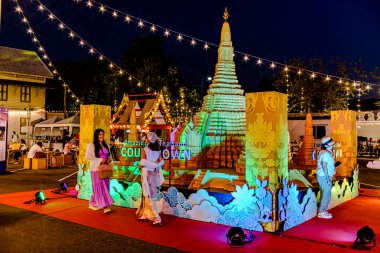 Chao Praya nehri yakınlarındaki Tha Tien İskelesi 'nde Tayland' da inanılmaz bir geri sayım. Yerel halk ve turistler alışveriş ve fuar etkinliklerinin keyfini çıkarıyorlar. Bangkok, Tayland: 29 Aralık 2024.