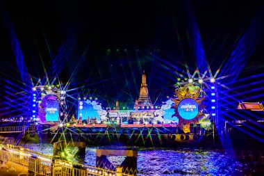 Chao Praya nehri yakınlarındaki Tha Tien İskelesi 'nde Tayland' da inanılmaz bir geri sayım. Yerel halk ve turistler alışveriş ve fuar etkinliklerinin keyfini çıkarıyorlar. Bangkok, Tayland: 29 Aralık 2024.