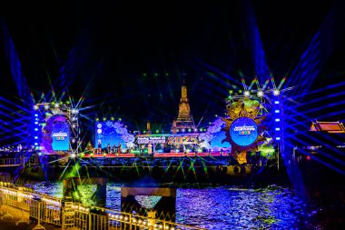 Chao Praya nehri yakınlarındaki Tha Tien İskelesi 'nde Tayland' da inanılmaz bir geri sayım. Yerel halk ve turistler alışveriş ve fuar etkinliklerinin keyfini çıkarıyorlar. Bangkok, Tayland: 29 Aralık 2024.