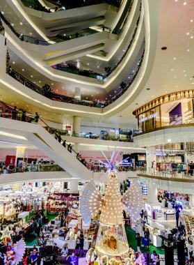 İçeriden ve dışarıdan alışveriş merkezini seçici bir odak noktasıyla görüyorum. Dünyanın her yerinden alışveriş, yemek ve aktiviteler için buraya gelirler. Bangkok, Tayland: 30 Aralık 2024.