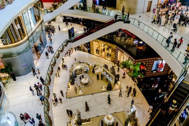 İçeriden ve dışarıdan alışveriş merkezini seçici bir odak noktasıyla görüyorum. Dünyanın her yerinden alışveriş, yemek ve aktiviteler için buraya gelirler. Bangkok, Tayland: 30 Aralık 2024.