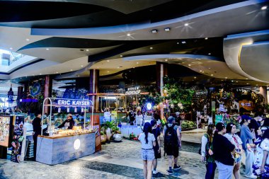 İçeriden ve dışarıdan alışveriş merkezini seçici bir odak noktasıyla görüyorum. Dünyanın her yerinden alışveriş, yemek ve aktiviteler için buraya gelirler. Bangkok, Tayland: 30 Aralık 2024.