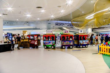 İçeriden ve dışarıdan alışveriş merkezini seçici bir odak noktasıyla görüyorum. Dünyanın her yerinden alışveriş, yemek ve aktiviteler için buraya gelirler. Bangkok, Tayland: 30 Aralık 2024.