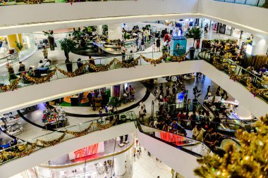 İçeriden ve dışarıdan alışveriş merkezini seçici bir odak noktasıyla görüyorum. Dünyanın her yerinden alışveriş, yemek ve aktiviteler için buraya gelirler. Bangkok, Tayland: 30 Aralık 2024.