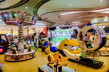 İçeriden ve dışarıdan alışveriş merkezini seçici bir odak noktasıyla görüyorum. Dünyanın her yerinden alışveriş, yemek ve aktiviteler için buraya gelirler. Bangkok, Tayland: 30 Aralık 2024.