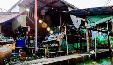 Damnoen Saduak 'ta yüzen pazar, yerel halkın tekne ve kanalda iyi şeyler satması açısından en iyi turistik ilgi odağı. Turistler de tekne gezisine çıkar. Ratchaburi, Tayland - 8 Ocak 2025.