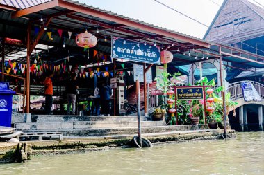 Damnoen Saduak 'ta yüzen pazar, yerel halkın tekne ve kanalda iyi şeyler satması açısından en iyi turistik ilgi odağı. Turistler de tekne gezisine çıkar. Ratchaburi, Tayland - 8 Ocak 2025.